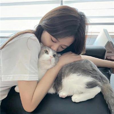 给小酒馆女子喝高杯酒